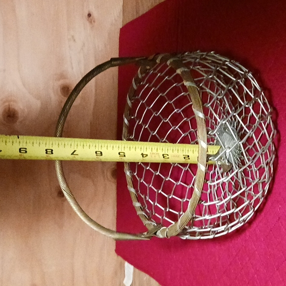 Chain link fence style basket with brass rim and handle - Picture 9 of 11
